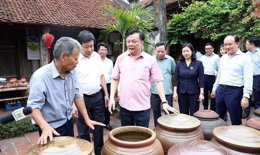 Đoàn công tác thăm một số ngôi nhà cổ tại di tích làng cổ ở Đường Lâm (xã Đường Lâm). Ảnh: Hanoi.gov