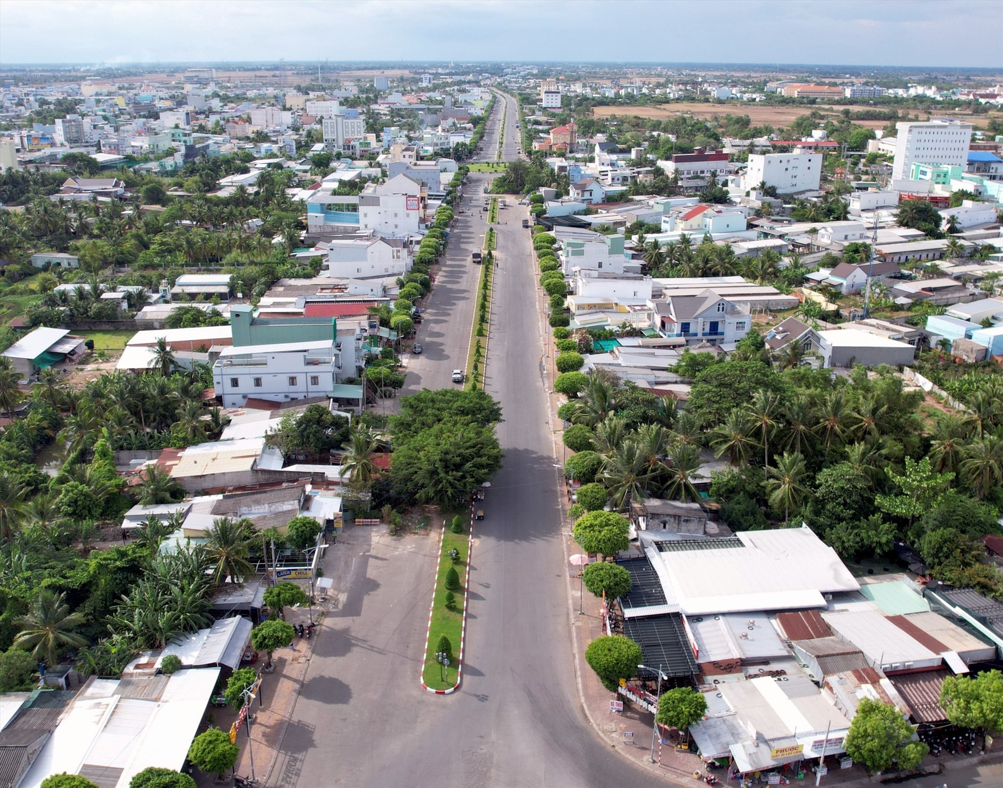 Đường Võ Văn Kiệt một trong những con đường đẹp nhất tỉnh Bạc Liêu bị nghẽn do hai hộ dân chưa bàn giao mặt bằng. Ảnh: Nhật Hồ