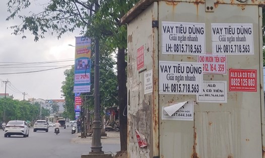 "Ngân hàng" cột điện nhan nhản ở các tuyến đường trung tâm tỉnh Quảng Trị. Ảnh: Hưng Thơ.
