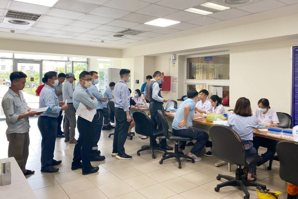 Khám sức khỏe cho công nhân của Công ty TNHH Gang thép Hưng Nghiệp Formosa Hà Tĩnh. Ảnh: Công Đoàn KKT.