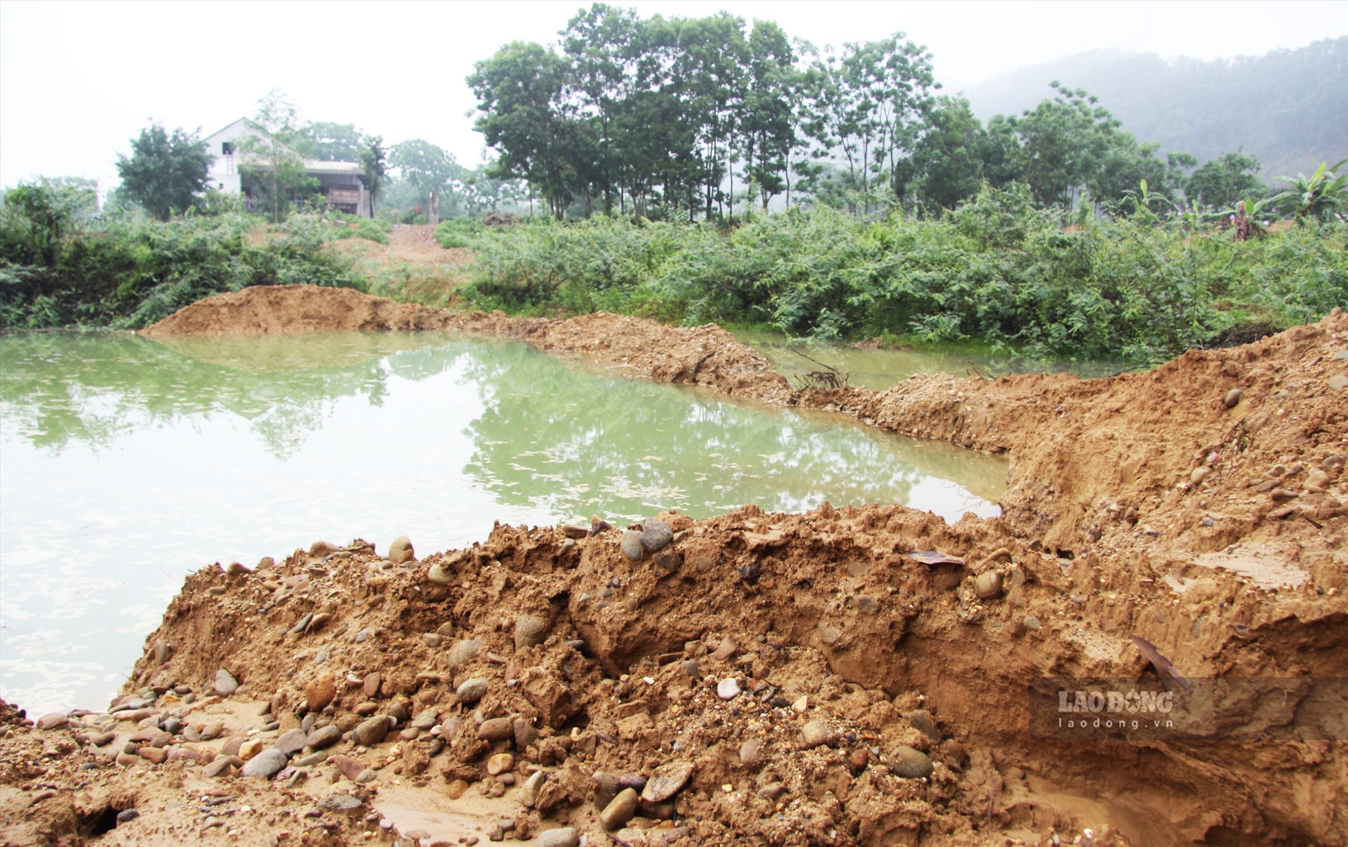 Một bãi soi vốn là đất công tại xã Phúc Trìu (TP. Thái Nguyên) bị khai thác cát sỏi, đào bới nham nhở. Ảnh: Việt Bắc.