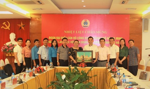 Cán bộ Công đoàn Thành phố Hồ Chí Minh và Công đoàn Thành phố Hà Nội đã có buổi trao đổi kinh nghiệm hoạt động. Ảnh: Hải Yến
