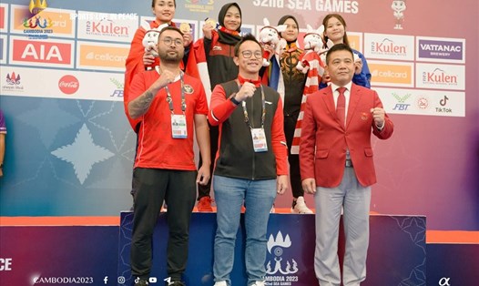 Võ sĩ Hồng Ân và đối thủ Indonesia cùng nhận huy chương vàng pencak silat hạng 50-55kg nữ. Ảnh: Ban tổ chức