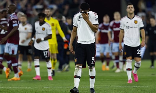 Sự thất vọng của các cầu thủ Man United sau trận thua West Ham.  Ảnh: AFP
