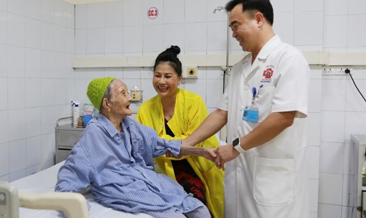 Cụ bà 107 tuổi vui vẻ, khỏe mạnh sau ca phẫu thuật thay khớp háng. Ảnh: Bệnh viện cung cấp