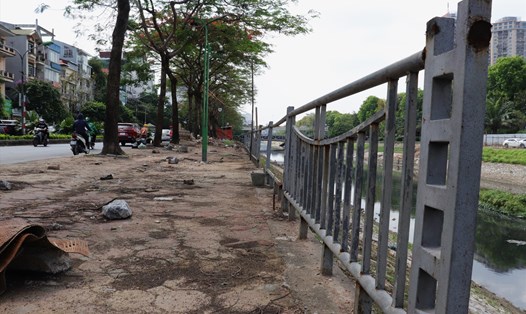 Hà Nội: Lan can bảo vệ dọc sông Tô Lịch hư hỏng, nghiêng đổ, xuống cấp