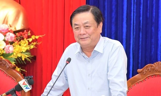 Bộ trưởng NNPTNT Lê Minh Hoan, Trưởng đoàn công tác của Chính phủ làm việc tại tỉnh Cà Mau. Ảnh: CTTĐT Cà Mau