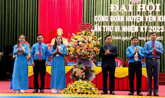 Đại diện lãnh đạo LĐLĐ tỉnh Ninh tặng hoa chức mừng đại hội. Ảnh: Diệu Anh