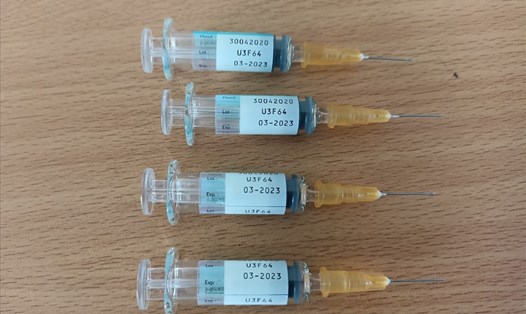 4 vỏ vaccine hết hạn đã được tiêm cho các cháu nhỏ ở Thanh Hóa. Ảnh: Minh Hoàng
