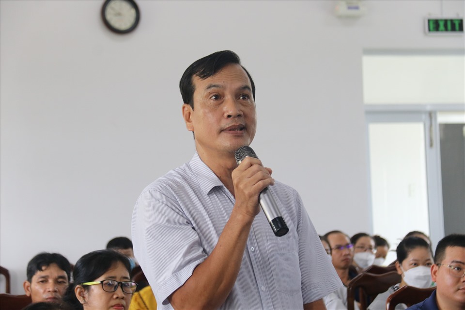 Cử tri Đoàn Ngọc Cứ kiến nghị cần có chính sách cho lao động nữ khi doanh nghiệp nợ BHXH và chính sách giá nhà ở xã hội cho công nhân. Ảnh: Phương Linh