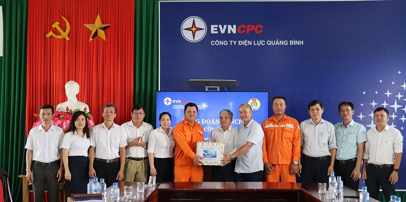 Công đoàn EVNCPC tặng quà cho đoàn viên, người lao động Điện lực Đồng Hới. Ảnh: Công đoàn Điện lực VN