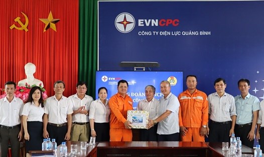 Công đoàn EVNCPC tặng quà cho đoàn viên, người lao động Điện lực Đồng Hới. Ảnh: Công đoàn Điện lực VN