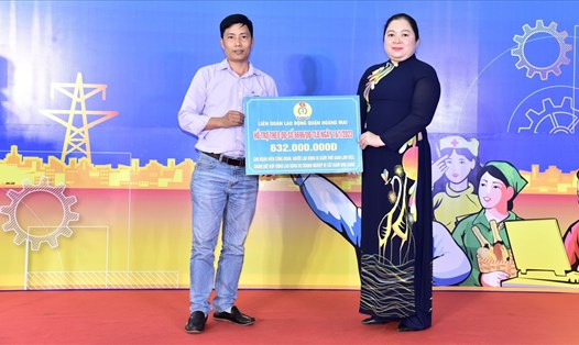 Chủ tịch Liên đoàn Lao động quận Hoàng Mai Bùi Thị Ngọc Thuỷ trao hỗ trợ. Ảnh: CĐCS