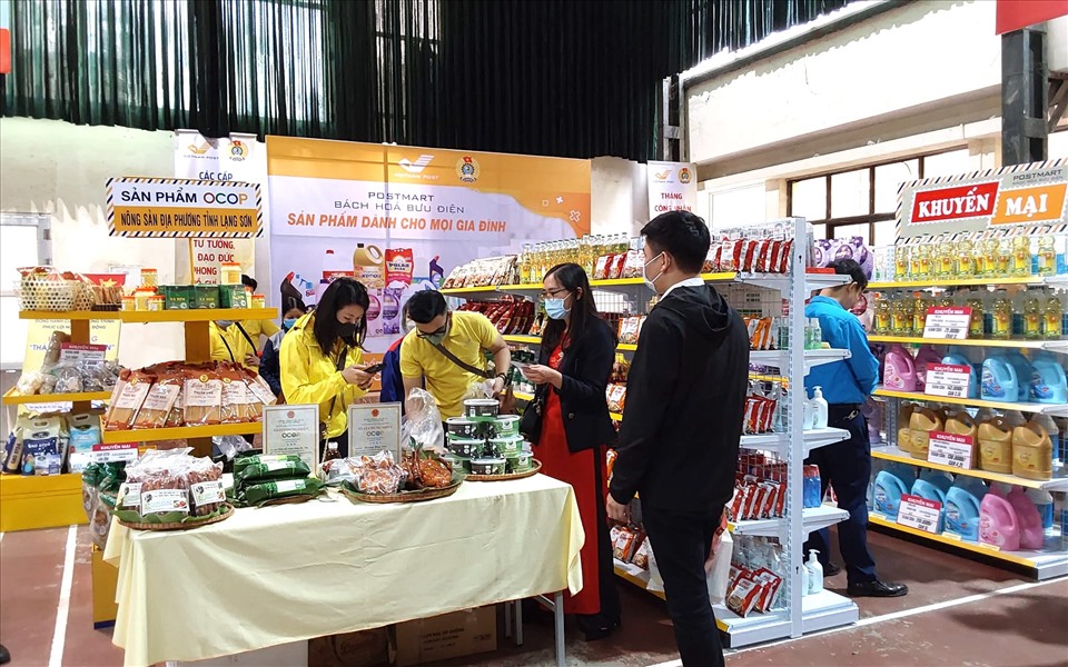 Đoàn viên, người lao động tỉnh Lạng Sơn thăm quan, mua sắm tại gian hàng do LĐLĐ tỉnh Lạng Sơn phối hợp tổ chức nhân dịp Tháng Công nhân 2023. Ảnh: Công đoàn Lạng Sơn