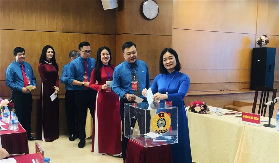 Thực hiện công tác bầu cử tại Đại hội. Ảnh: CĐNHVN