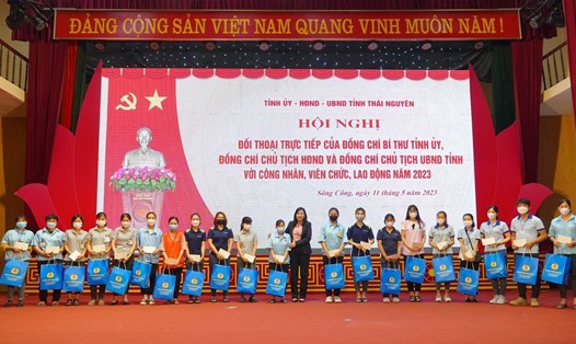 Lãnh đạo tỉnh Thái Nguyên đã trao tặng quà cho CNVCLĐ có hoàn cảnh khó khăn trên địa bàn tỉnh. Ảnh: Ninh Nguyễn