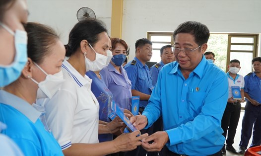 Chủ tịch LĐLĐ tỉnh Sóc Trăng Nguyễn Thanh Sơn tặng quà cho công nhân trong buổi tiếp xúc cử tri. Ảnh: văn sỹ