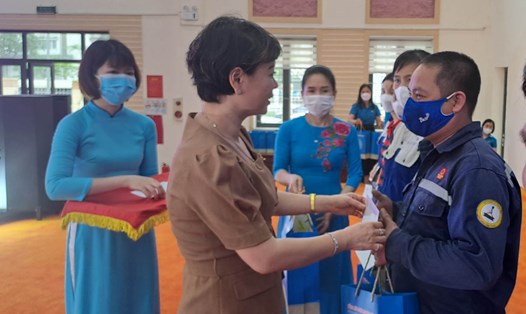 Bà Trần Thị Thanh Hà - Trưởng ban Quan hệ Lao động, Tổng LĐLĐVN trao quà cho CNLĐ nghèo tỉnh Hà Nam. Ảnh: Minh Hạnh
