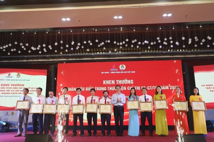 Khen thưởng các cá nhân tiêu biểu trong học tập và làm theo tư tưởng, đạo đức, phong cách Hồ Chí Minh. Ảnh: CĐDKVN