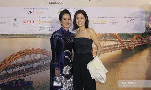 Minh tinh điện ảnh Hàn Quốc Moon So-ri và NSND Lan Hương chụp ảnh tại thảm đỏ Lễ khai mạc Liên hoan phim châu Á Đà Nẵng 2023