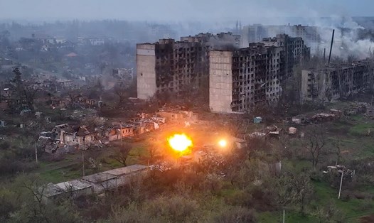 Tấn công pháo binh nhằm vào các vị trí của Ukraina ở Bakhmut, ngày 24.4.2023. Ảnh: Sputnik