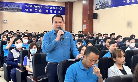 Ông Hà Minh Vĩ – Phó Chủ tịch Công đoàn các Khu công nghiệp tỉnh Bắc Giang - nêu ý kiến tại hội nghị. Ảnh: Quế Chi