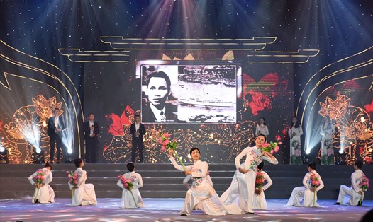 Chương trình nghệ thuật đặc biệt về Chủ tịch Hồ Chí Minh lần đầu tiên được diễn ra ở 2 địa phương Nghệ An và Huế. Ảnh: Song Hà