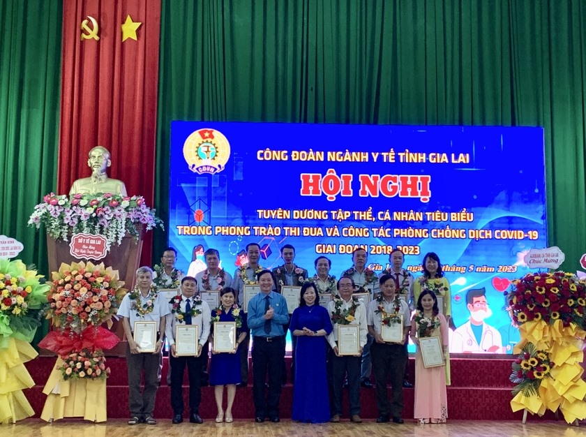 Trao bằng khen cho các tập thể y tế tiêu biểu trong thi đua và phòng chống dịch COVID-19. Ảnh: Ánh Xuân