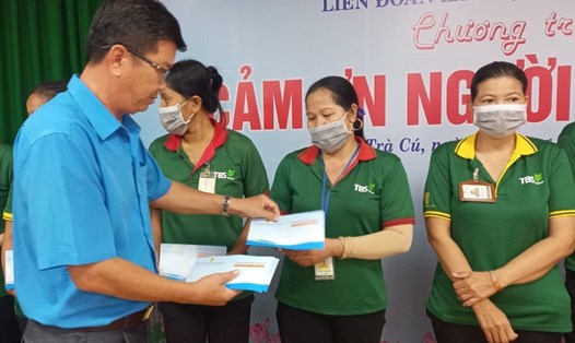 Chủ tịch LĐLĐ huyện Trà Cú Nguyễn Văn Cảnh trao quà cho CNLĐ có hoàn cảnh khó khăn. Ảnh: Trí Dũng