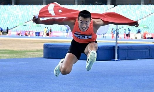 Ang Chen Xiang (Singapore) cùng nhận huy chương vàng nội dung 100m vượt rào nam SEA Games 32 với 1 vận động viên của Thái Lan. Ảnh: Straits Times