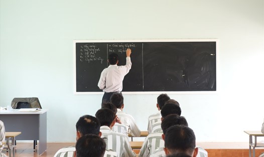 Giáo viên dạy bài cho nhiều phạm nhân ở trại giam Gia Trung. Ảnh Thanh Tuấn