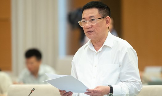 Bộ trưởng Bộ Tài chính Hồ Đức Phớc báo cáo quyết toán ngân sách nhà nước năm 2021. Ảnh: Phạm Thắng/QH