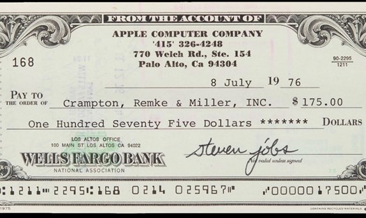 Tấm séc có chữ ký của Steve Jobs đã được bán trong một cuộc đấu giá với số tiền phải trả tương đương một viên kim cương cỡ lớn. Ảnh: RR Auction