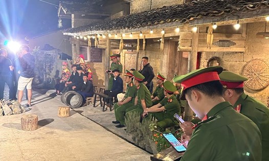 Các chiến sĩ Công an với đồng bào vùng cao Hà Giang, chuẩn bị cho chương trình nghệ thuật "Hoa tháng Năm dâng Người" diễn ra vào tối 14.5 tới. Ảnh VTV8