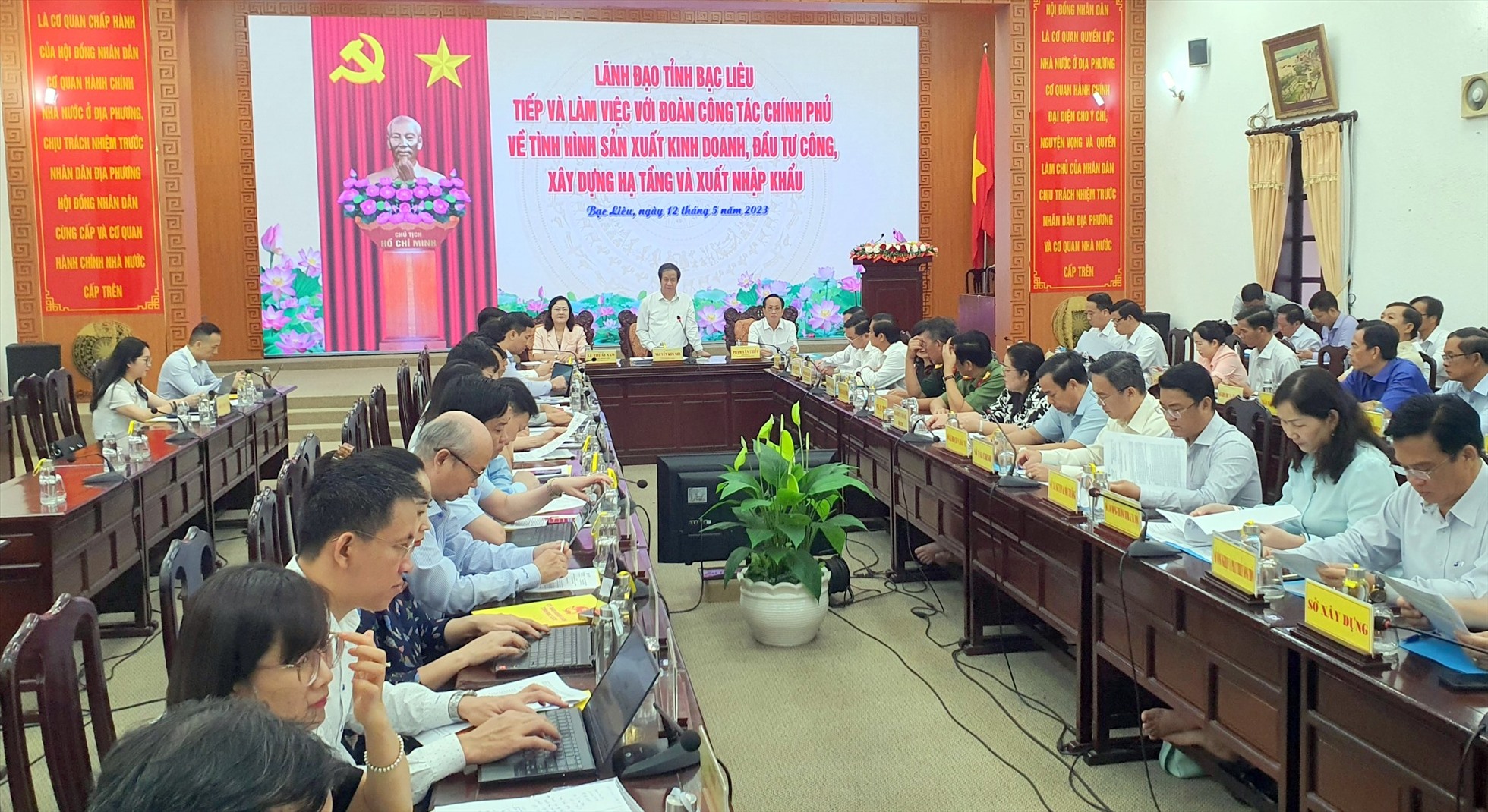 Đoàn công tác của Chính phủ do Bộ trưởng Bộ Giáo dục Đào tạo làm trưởng đoàn làm việc tại tỉnh Bạc Liêu. Ảnh: Nhật Hồ