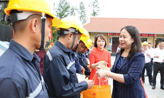 Phó Chủ tịch nước Võ Thị Ánh Xuân tặng quà cho công nhân Công ty CP Than Đèo Nai. Ảnh: Phạm Tăng
