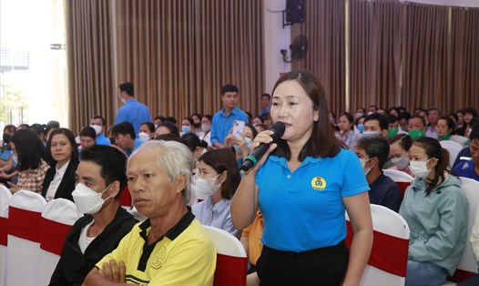 Cử tri phát biểu tại hội nghị. Ảnh: Nguyễn Luân.