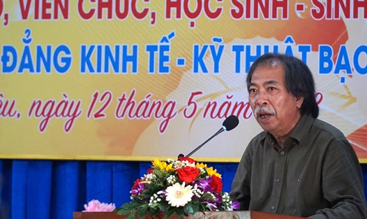 Nhà thơ Nguyễn Quang Thiều, Chủ tịch Hội nhà văn Việt Nam phát biểu tại buổi giao lưu với Trường Cao đẳng Kinh tế Kỹ thuật tỉnh Bạc Liêu. Ảnh: Nhật Hồ