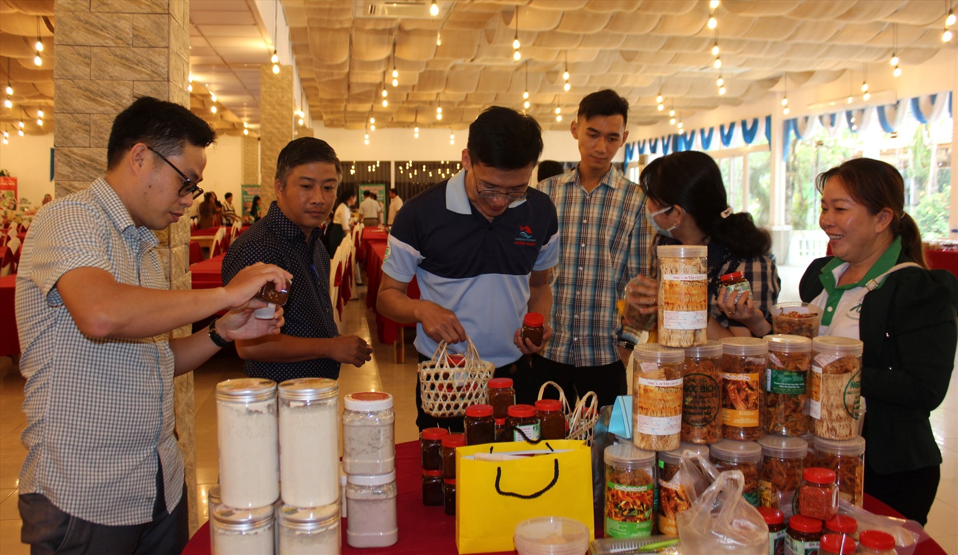 Các doanh nghiệp mang đến TP Phú Quốc (Kiên Giang) nhiều sản phẩm tham gia kết nối tại hội nghị. Ảnh: Phú Quốc