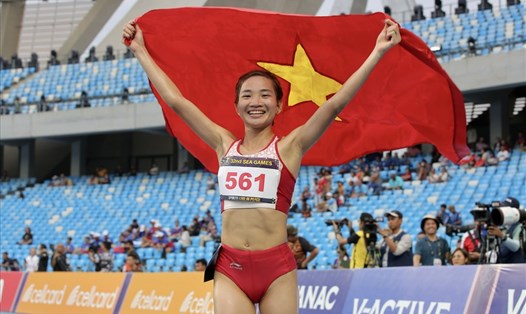 Nguyễn Thị Oanh ăn mừng chiến thắng trên đường chạy 10.000m. Ảnh: Thanh Vũ