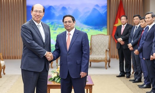 Thủ tướng Phạm Minh Chính và ông Ki Tack Lim - Tổng Thư ký Tổ chức Hàng hải quốc tế (IMO). Ảnh: VGP