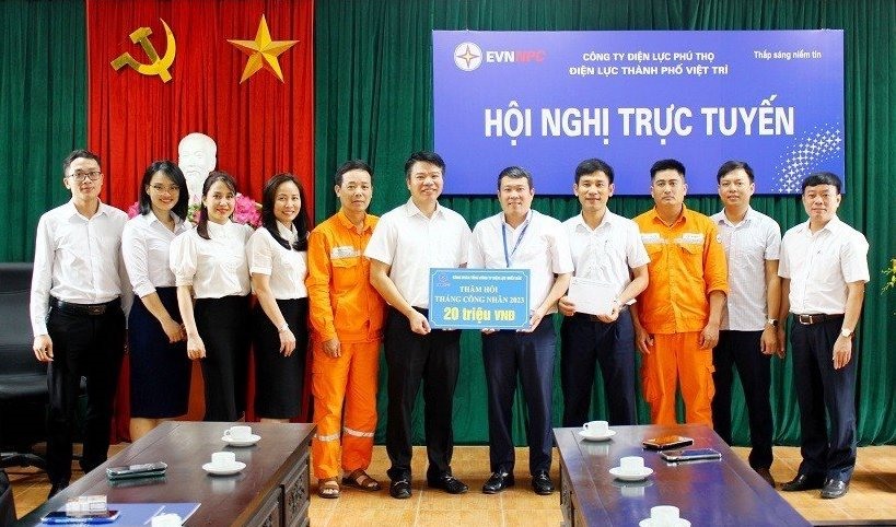 Lãnh đạo Công đoàn Tổng Công ty Điện lực miền Bắc trao quà cho người lao động Điện lực TP.Việt Trì. Ảnh: Công đoàn ĐLVN