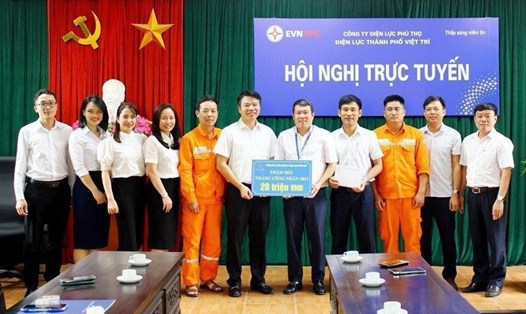 Lãnh đạo Công đoàn Tổng Công ty Điện lực miền Bắc trao quà cho người lao động Điện lực TP.Việt Trì. Ảnh: Công đoàn ĐLVN
