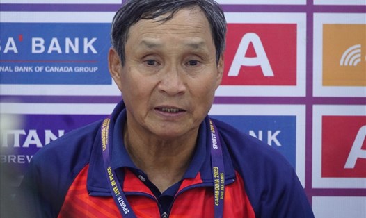 Huấn luyện viên Mai Đức Chung của tuyển nữ Việt Nam cẩn trọng khi gặp lại tuyển nữ Myanmar ở chung kết SEA Games 32. Ảnh: Nguyễn Đăng