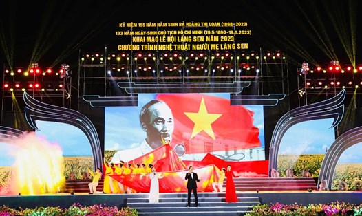 Tiết mục hát múa "Ngày hội Làng Sen” mở đầu buổi lễ. Ảnh: Quỳnh Trang