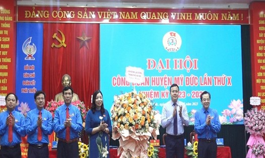 Lãnh đạo Liên đoàn Lao động thành phố Hà Nội tặng hoa chúc mừng Đại hội Liên đoàn Lao động huyện Mỹ Đức. Ảnh: CĐCS