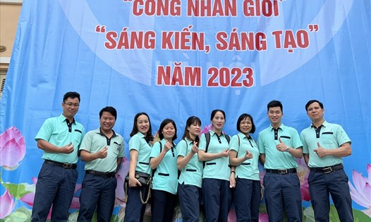 Niềm vui của những công nhân Các khu công nghiệp và chế xuất Hà Nội tại Lễ biểu dương "Công nhân giỏi", "Sáng kiến, sáng tạo" năm 2023. Ảnh: Kiều Vũ