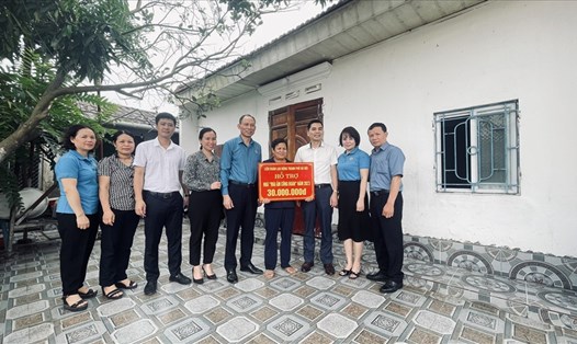 Trao hỗ trợ sửa chữa Mái ấm Công đoàn cho đoàn viên huyện Sóc Sơn. Ảnh: CĐCS