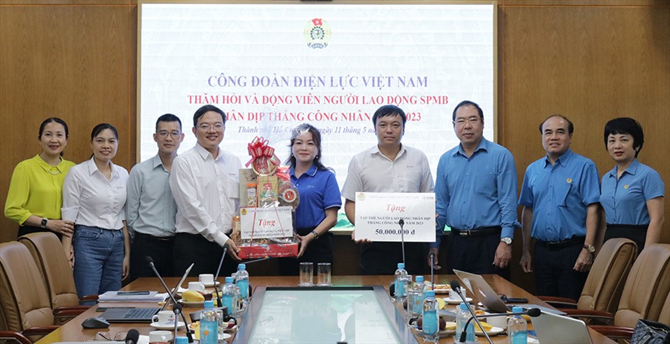 Chủ tịch Công đoàn Điện lực Việt Nam Đỗ Đức Hùng (thứ 3 từ phải sang) tặng quà cho người lao động SPMB nhân dịp Tháng Công nhân 2023. Ảnh: Công đoàn ĐLVN