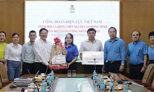 Chủ tịch Công đoàn Điện lực Việt Nam Đỗ Đức Hùng (thứ 3 từ phải sang) tặng quà cho người lao động SPMB nhân dịp Tháng Công nhân 2023. Ảnh: Công đoàn ĐLVN